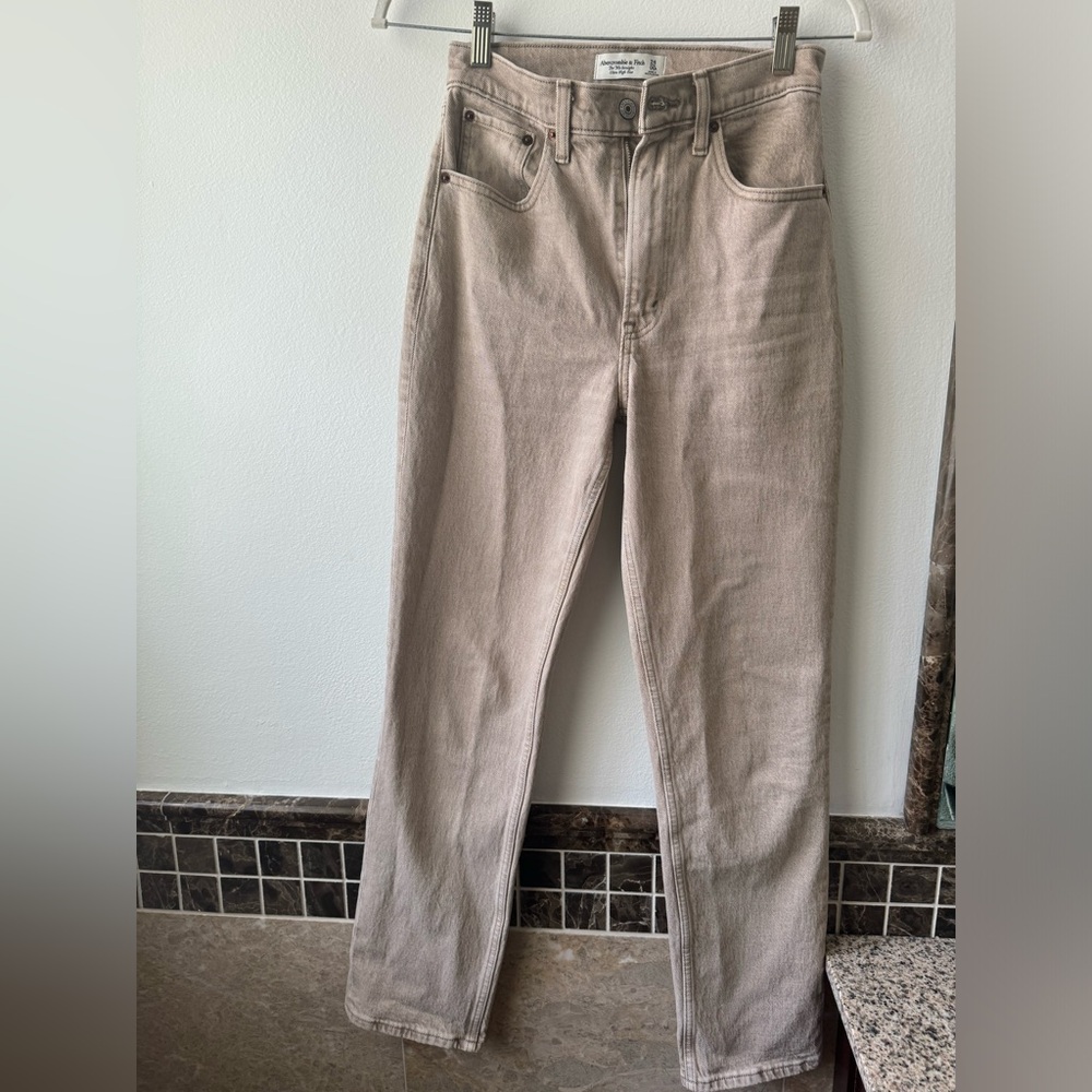 Abercrombie Ultra High Rise 90s Straight Jean- classic fit